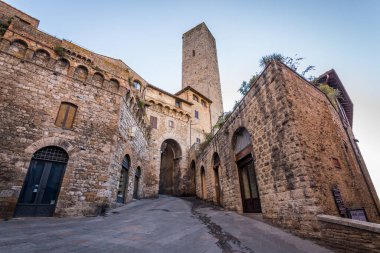 San Gimignano ortaçağ kasabasının sokak manzarası, İtalya