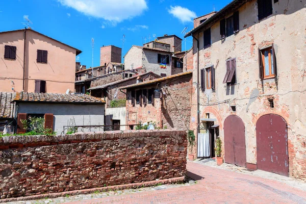 San Gimignano ortaçağ kasabasının sokak manzarası, İtalya