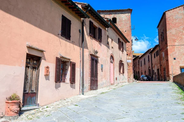 San Gimignano ortaçağ kasabasının sokak manzarası, İtalya