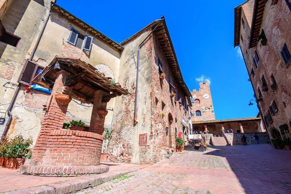 San Gimignano ortaçağ kasabasının sokak manzarası, İtalya