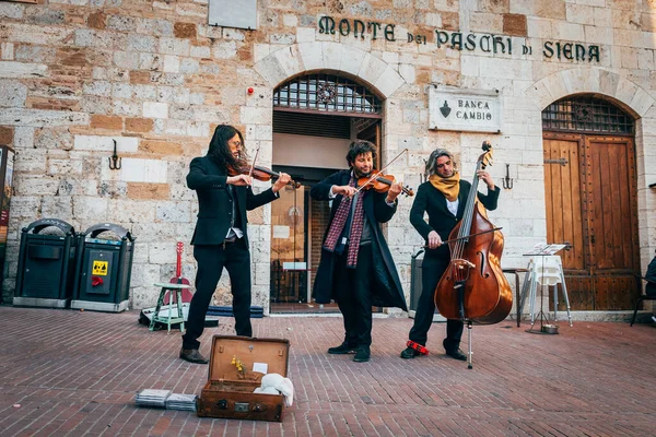 San Gimignano ortaçağ kasabasının sokak manzarası, İtalya