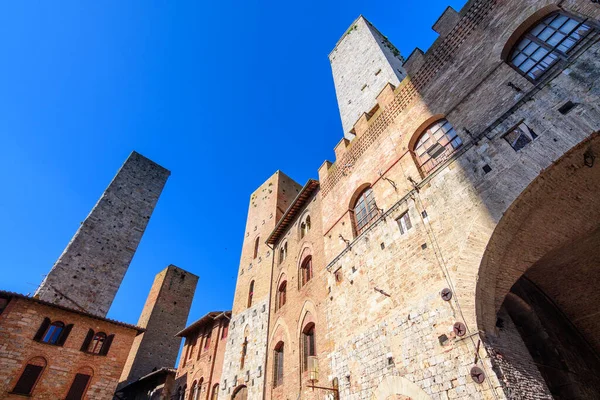 San Gimignano ortaçağ kasabasının sokak manzarası, İtalya