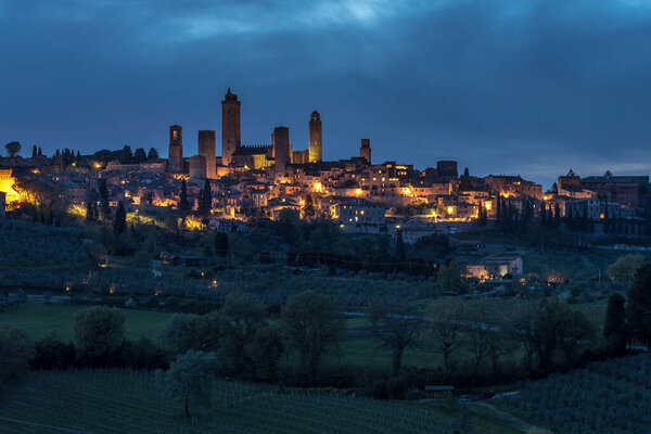 вид на средневековый город Фаминьяно, Италия