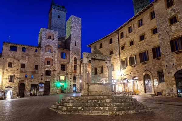 San Gimignano ortaçağ kasabasının sokak manzarası, İtalya