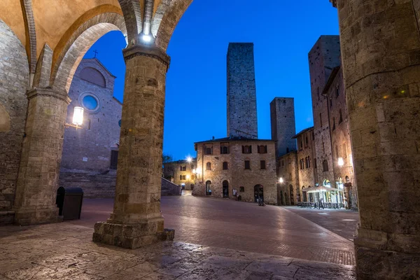 San Gimignano ortaçağ kasabasının sokak manzarası, İtalya