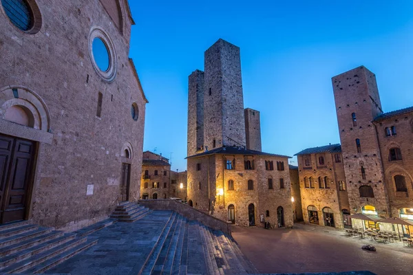 San Gimignano ortaçağ kasabasının sokak manzarası, İtalya