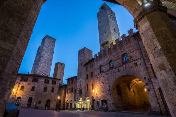 San Gimignano ortaçağ kasabasının sokak manzarası, İtalya