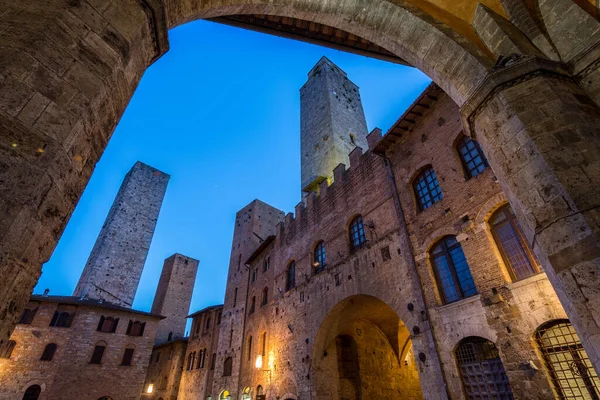 San Gimignano ortaçağ kasabasının sokak manzarası, İtalya