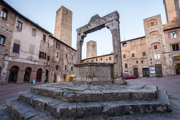 San Gimignano ortaçağ kasabasının sokak manzarası, İtalya
