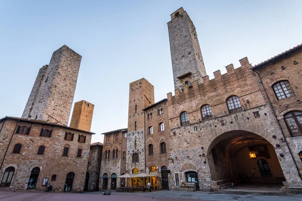 San Gimignano ortaçağ kasabasının sokak manzarası, İtalya