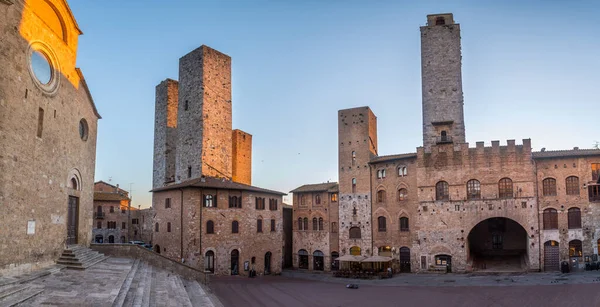 San Gimignano ortaçağ kasabasının sokak manzarası, İtalya