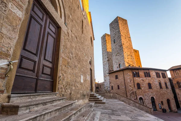 San Gimignano ortaçağ kasabasının sokak manzarası, İtalya