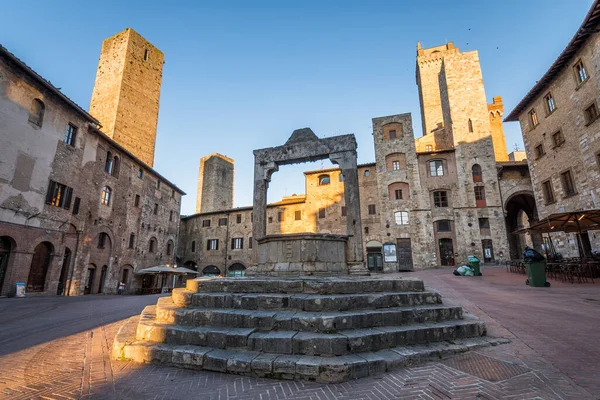 San Gimignano ortaçağ kasabasının sokak manzarası, İtalya
