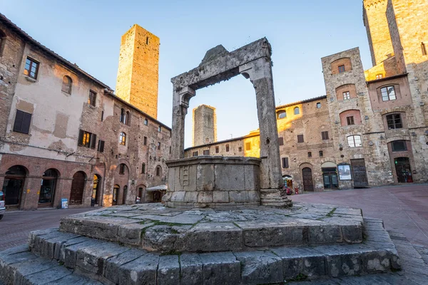 San Gimignano ortaçağ kasabasının sokak manzarası, İtalya