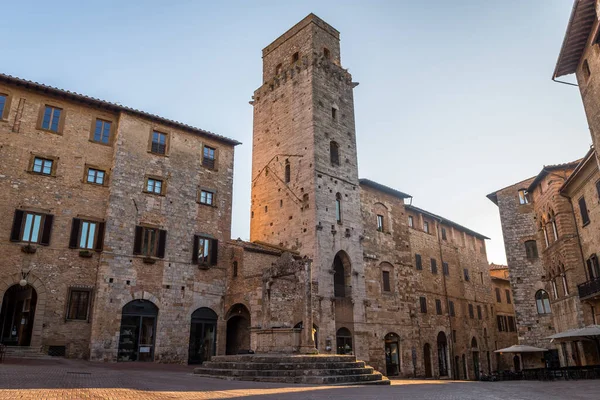 San Gimignano ortaçağ kasabasının sokak manzarası, İtalya