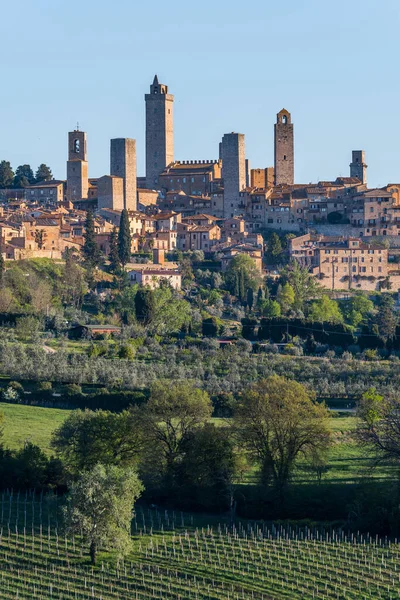 San Gimignano ortaçağ kasabasının sokak manzarası, İtalya