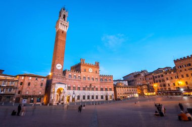 Arka planda mangia kulesi olan Siena Caddesi manzarası