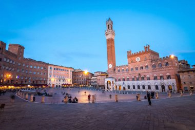 Arka planda mangia kulesi olan Siena Caddesi manzarası