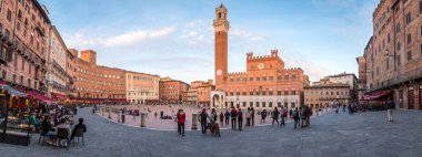 Siena, İtalya. 17 Nisan 2022: Arka planda mangia kulesi olan Siena Caddesi manzarası