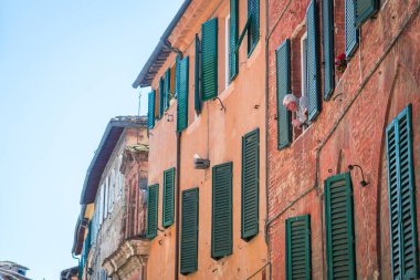 Siena, İtalya. 22 Nisan 2022: Siena City, İtalya 'nın renkli sokak manzarası