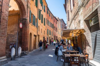 Siena, İtalya. 22 Nisan 2022: Siena City, İtalya 'nın renkli sokak manzarası