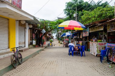 Montaita, Ekvador. 8 Eylül 2022: Montaita sahil kasabasının sokak manzarası, Ekvador