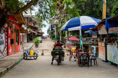 Montaita, Ekvador. 8 Eylül 2022: Montaita sahil kasabasının sokak manzarası, Ekvador