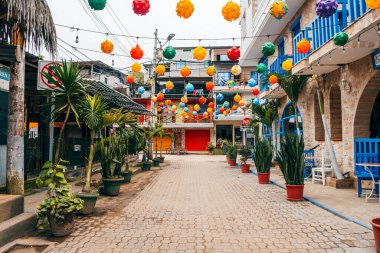 Montaita, Ekvador. 8 Eylül 2022: Montaita sahil kasabasının sokak manzarası, Ekvador