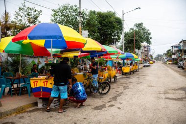 Montaita, Ekvador. 8 Eylül 2022: Montaita sahil kasabasının sokak manzarası, Ekvador
