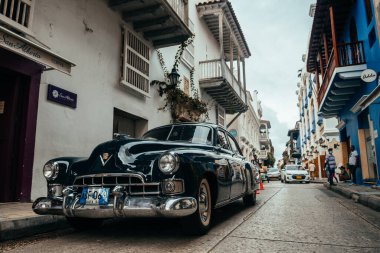 Kartagena de indias. 13 Ağustos 2022: Kolombiya 'nın eski Cartagena de Indias şehrinin renkli caddesi.