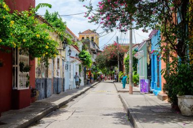 Kartagena de indias. 13 Ağustos 2022: Kolombiya 'nın eski Cartagena de Indias şehrinin renkli caddesi.
