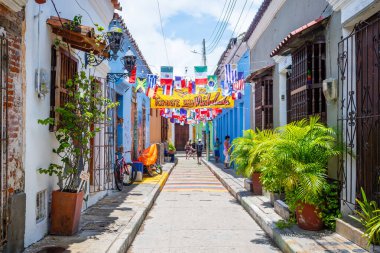 Kartagena de indias. 13 Ağustos 2022: Kolombiya 'nın eski Cartagena de Indias şehrinin renkli caddesi.