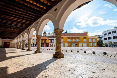 Kartagena de indias. 13 Ağustos 2022: Kolombiya 'nın eski Cartagena de Indias şehrinin renkli caddesi.