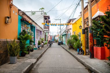 Kartagena de indias. 13 Ağustos 2022: Kolombiya 'nın eski Cartagena de Indias şehrinin renkli caddesi.