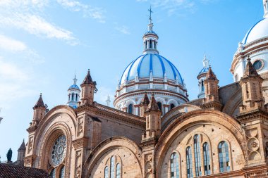 Cuenca, Ekvador. 12 Eylül 2022: Cuenca 'daki en ünlü ekvador olan lekesiz gebelik katedrali manzarası.
