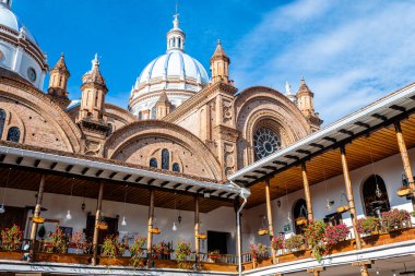 Cuenca, Ekvador. 12 Eylül 2022: Cuenca 'daki en ünlü ekvador olan lekesiz gebelik katedrali manzarası.