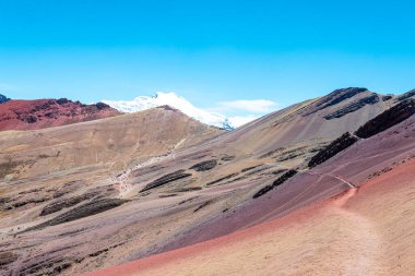 Vinicunca Dağı ve Vadisi 'nin muhteşem manzarası, Peru