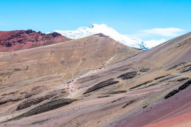 Vinicunca Dağı ve Vadisi 'nin muhteşem manzarası, Peru