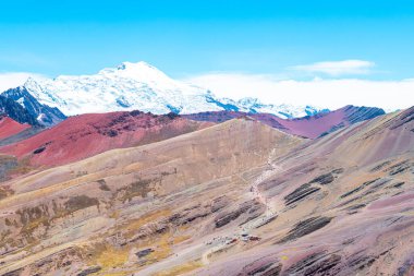 Vinicunca Dağı ve Vadisi 'nin muhteşem manzarası, Peru