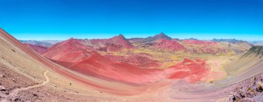 Vinicunca Dağı ve Vadisi 'nin muhteşem manzarası, Peru