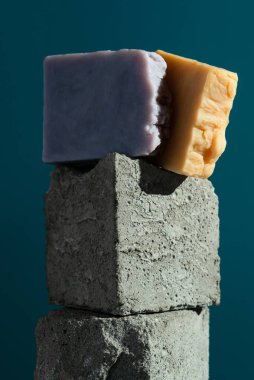 Granit küplerde doğal ev yapımı sabun kalıpları, mavi arka plan.