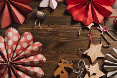 Sürdürülebilir ev yapımı kağıt ve ahşap arka planda ahşap şenlik dekoru.