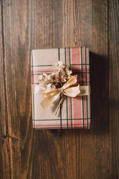 Sustainable gift wrapping flat lay, gift box packed and decorated with kraft paper, ribbon and dried flowers on wooden table — Stock Photo, Image