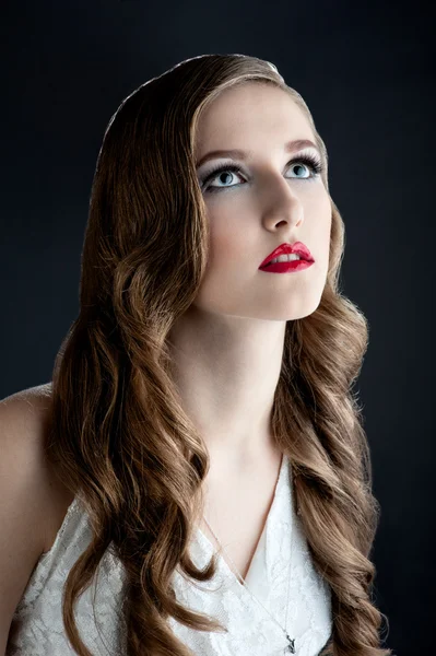 Retrato de estúdio de mulher jovem — Fotografia de Stock