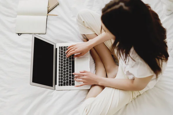 Top Weergave Van Jonge Langharige Vrouw Met Behulp Van Laptop — Stockfoto