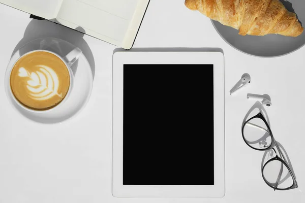 Bovenaanzicht Van Koffie Croissant Tablet Notitieblok Bril Witte Bureauachtergrond Ochtendwerk Stockafbeelding