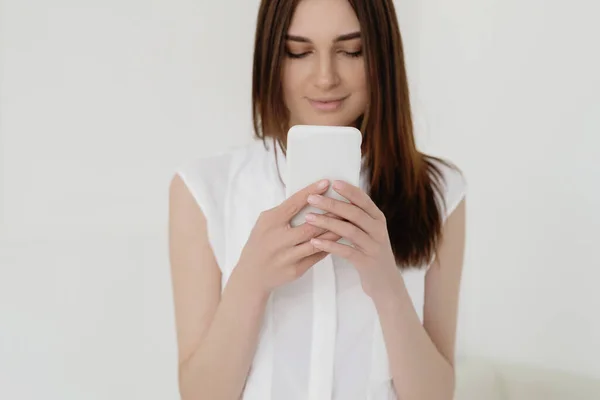 Jovem Mulher Bonita Com Uma Mensagem Escrita Cabelo Longo Smartphone — Fotografia de Stock
