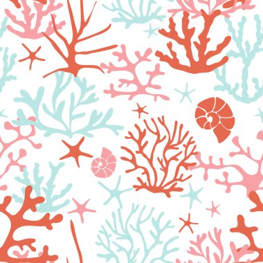 Beyaz zemin üzerinde deniz kabukları olan farklı mercanlar.