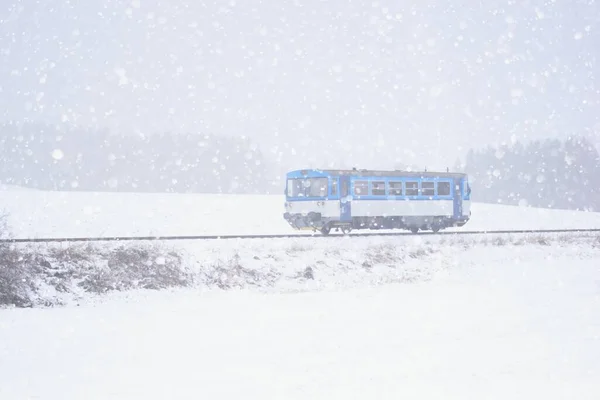 Pequeño Tren Azul Paisaje Invernal Dentro Una Ventisca —  Fotos de Stock