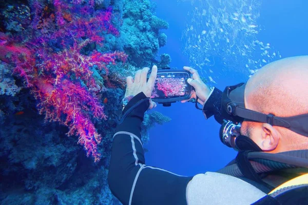 Uomo Subacqueo Utilizzando Smartphone Alloggiamento Subacqueo Quando Spara Scenario Barriera — Foto Stock